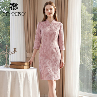 商场同款马天奴2025秋冬新款粉色提花连衣裙子修身新中式旗袍领女