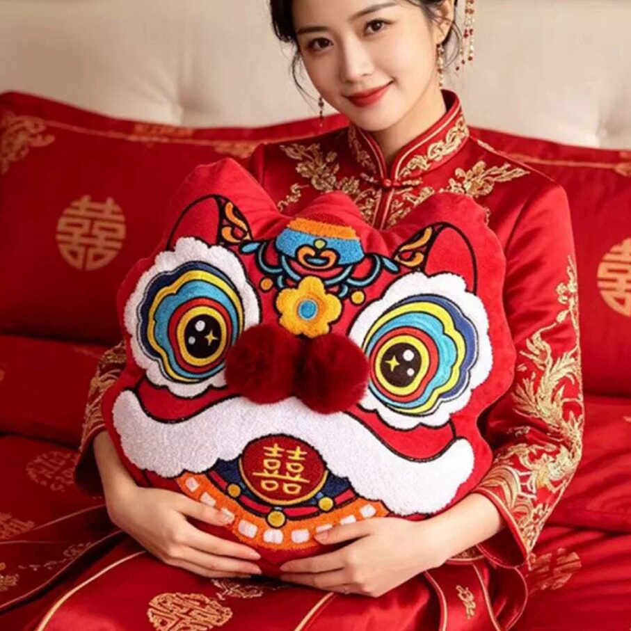 结婚婚庆用品纯棉陪嫁大红色婚房装饰压床娃娃抱枕靠枕刺绣醒狮