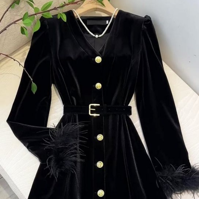 高级感超好看气质御姐修身显瘦小众设计感赫本风黑色丝绒连衣裙秋