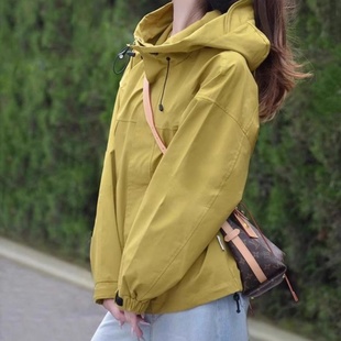 小香风短款 2025春秋新款 休闲运动连帽多巴胺黄色冲锋衣外套女