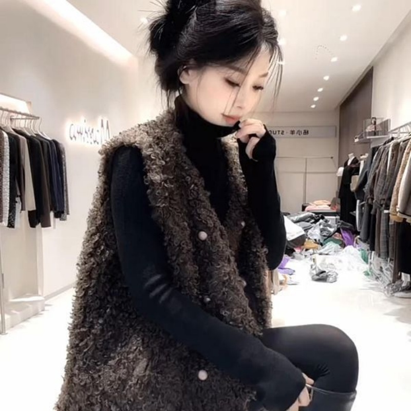 2025秋冬新款洋气V领宽松休闲双排扣皮毛一体加厚保暖马甲外套女