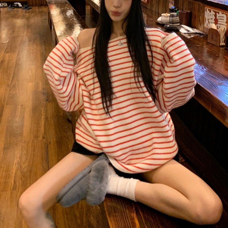红白条纹斜肩长袖毛衣慵懒高级感针织衫女冬季宽松休闲露肩上衣
