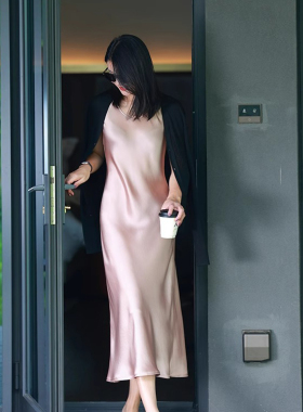 夏季法式H版圆领气质优雅醋酸缎面吊带无袖连衣裙女2026新款长裙