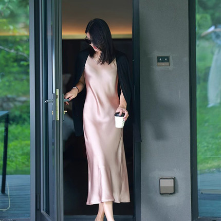 夏季法式H版圆领气质优雅醋酸缎面吊带无袖连衣裙女2026新款长裙