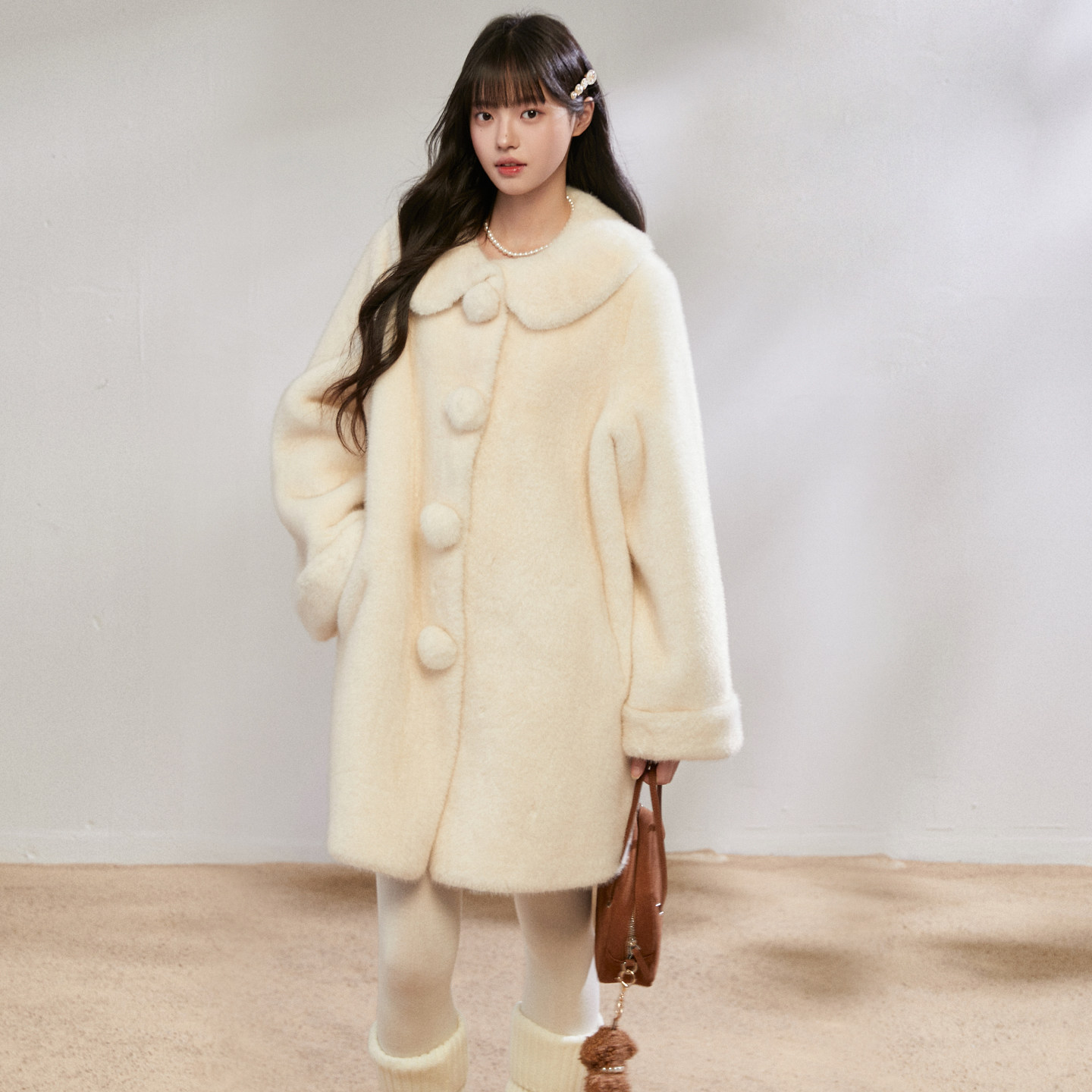 奶白色雪球皮草毛绒大衣