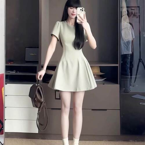 绿色短袖连衣裙子女夏季法式气质小个子赫本风礼服裙收腰显瘦短裙