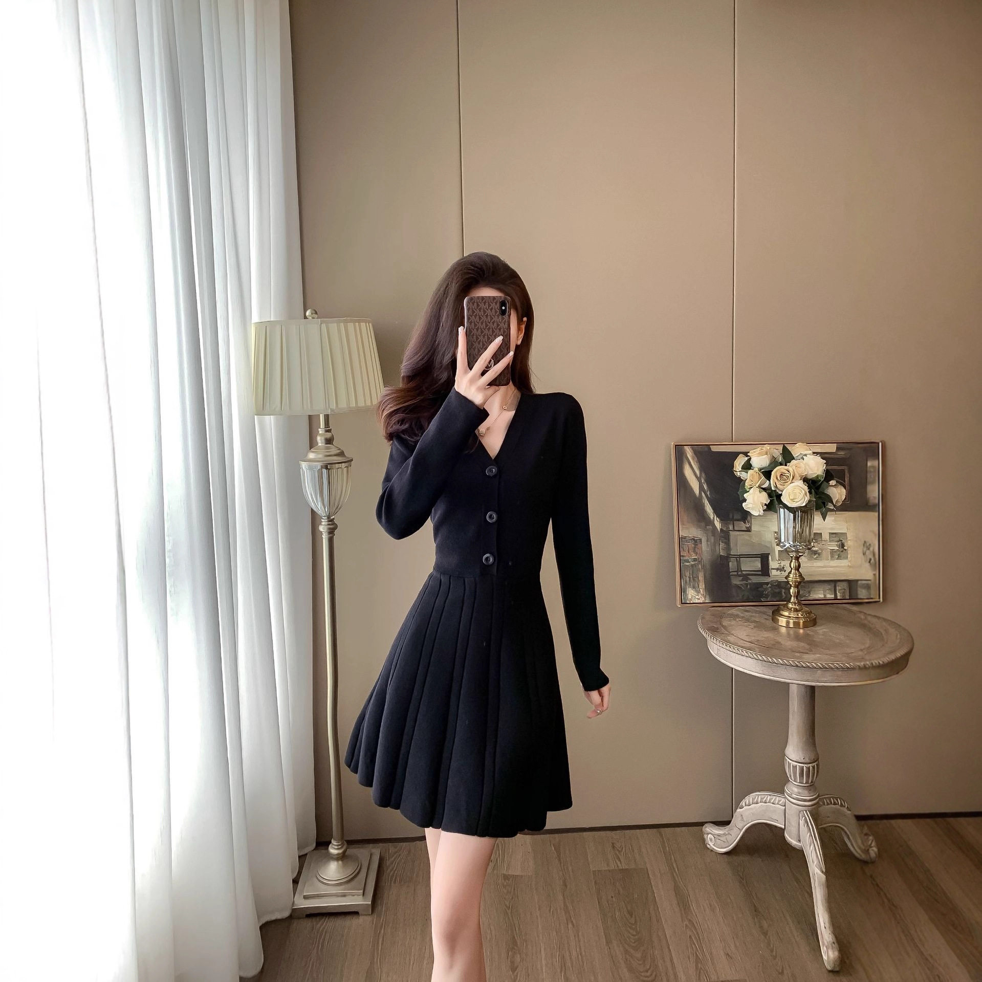 简约黑色赫本风针织连衣裙优雅气质小个子高级感穿搭显瘦V领A字裙