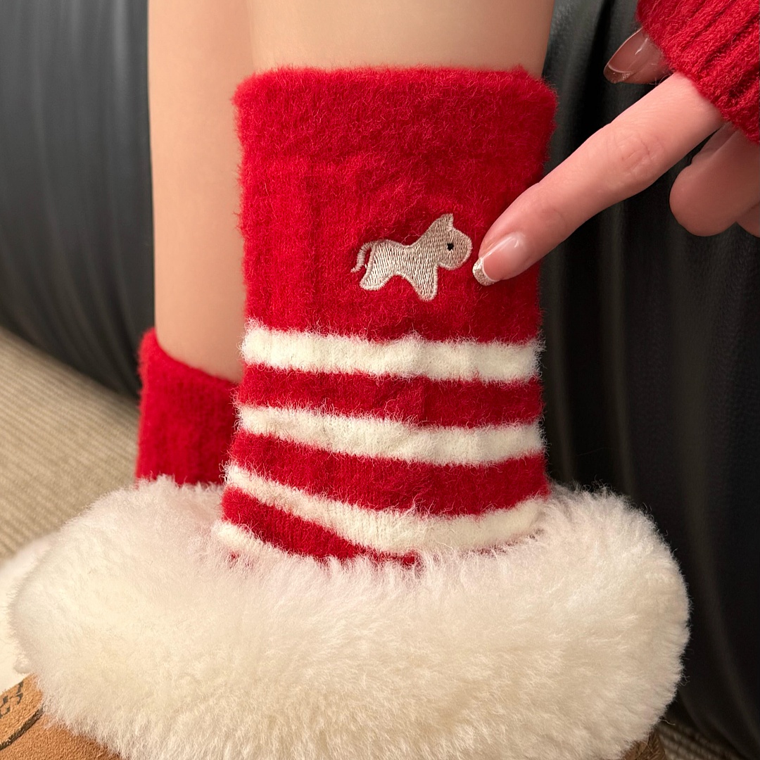 马生肖本命年刺绣小马红袜子女冬季加厚保暖澳绒中筒袜居家睡眠袜