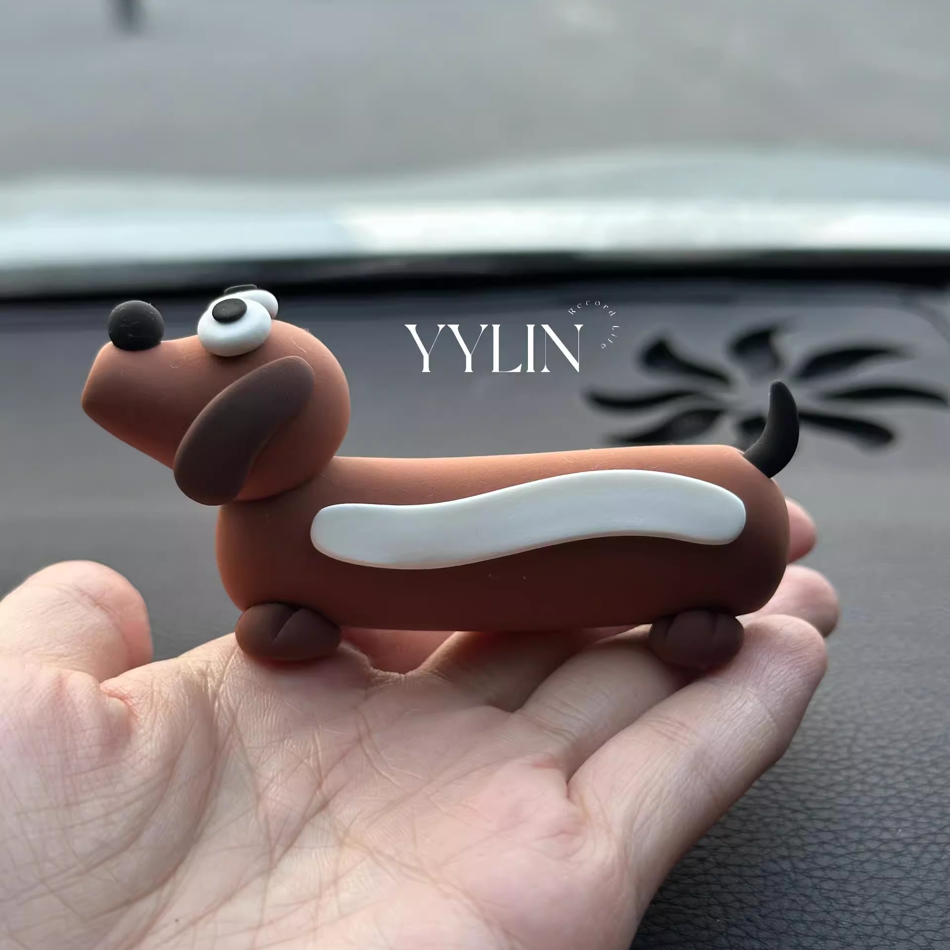 来一只修狗帮我看车腊肠狗车号码