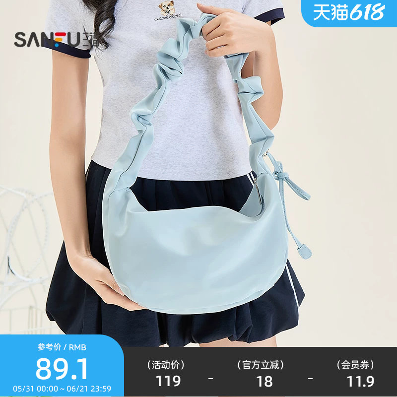 三福挎包夏季学院少女运动风亮面抽绳轻便饺子包女包526607
