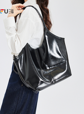 三福挎包春季慵懒亮面酷飒风大容量革软包腋下包女包521745