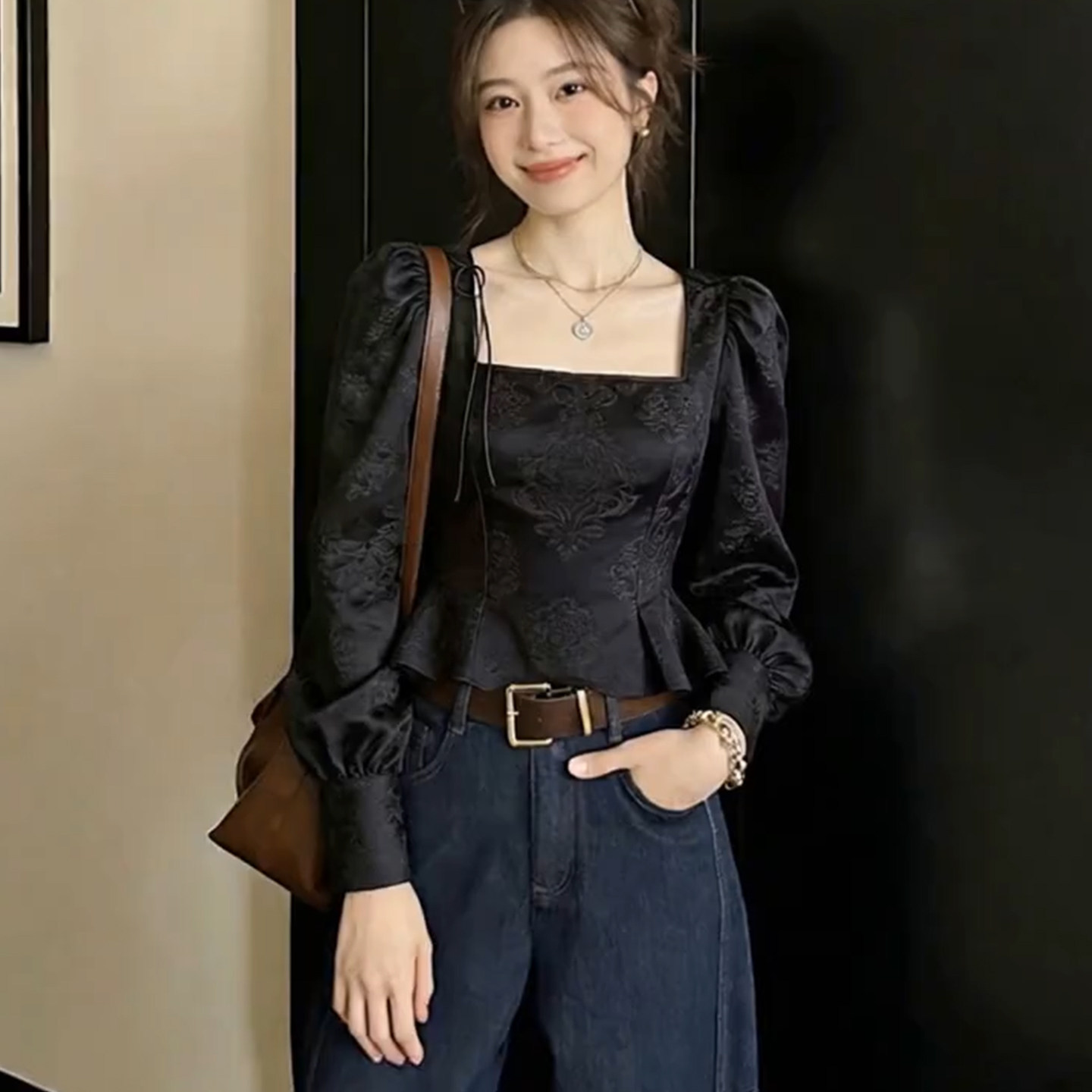 妮彩流行2026高级感法式宫廷风复古方领泡泡袖黑色气质收腰短上衣