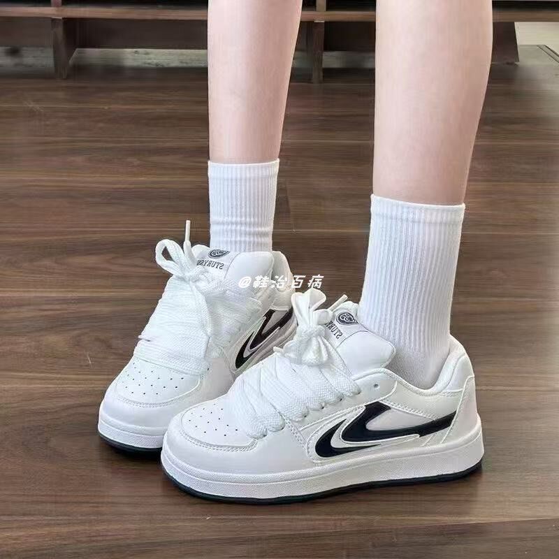 新款白黑色厚底有擦声滑板鞋女ins耐磨减震休闲鞋复古增高运动鞋