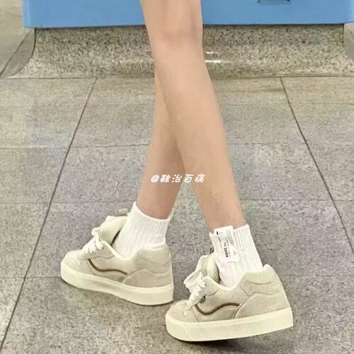 新款米白色厚底小香风面包鞋女ins运动滑板鞋有擦声百搭休闲鞋子