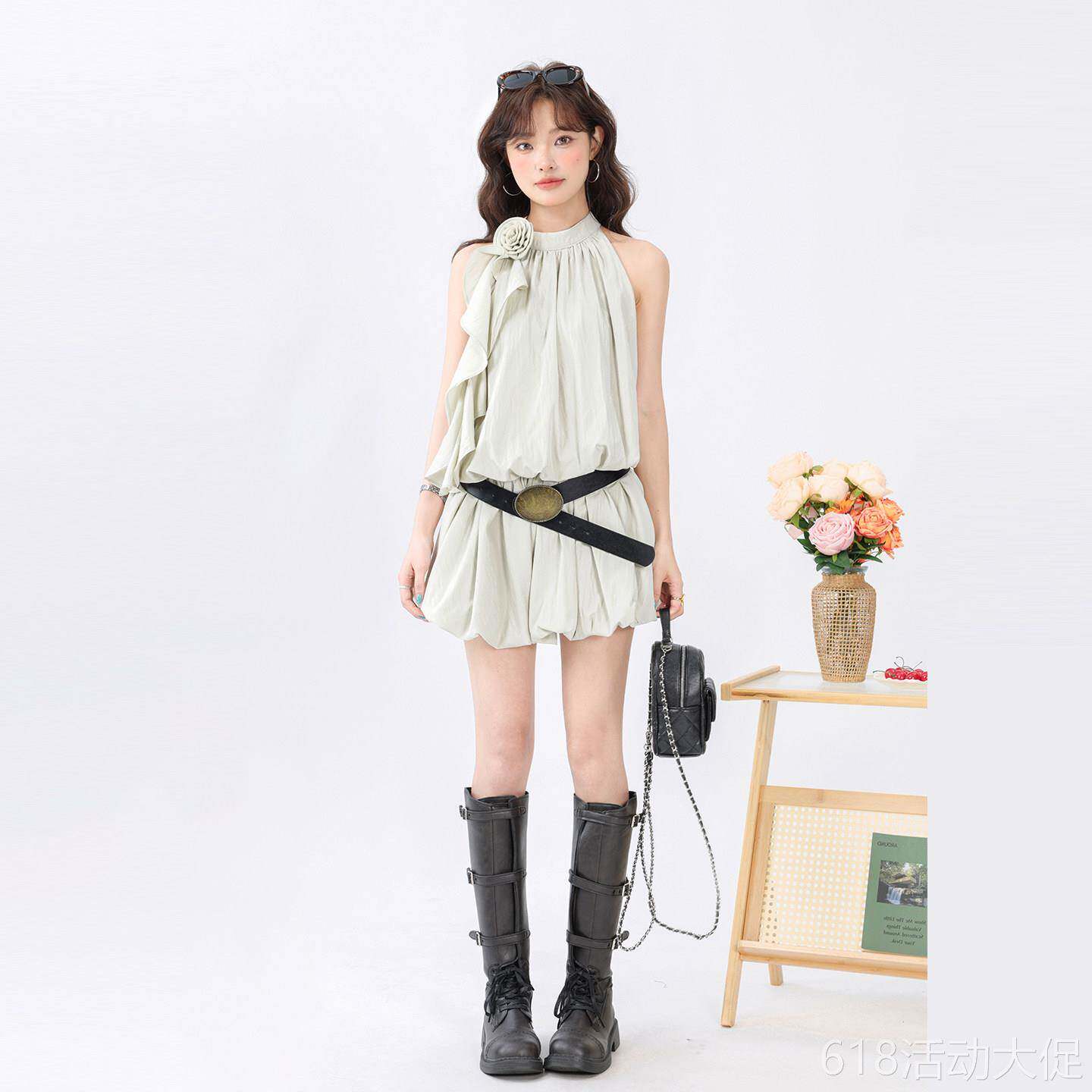 辣妹设计感挂颈洋装女夏季新款飘带立体花朵收腰无袖露肩短裙子