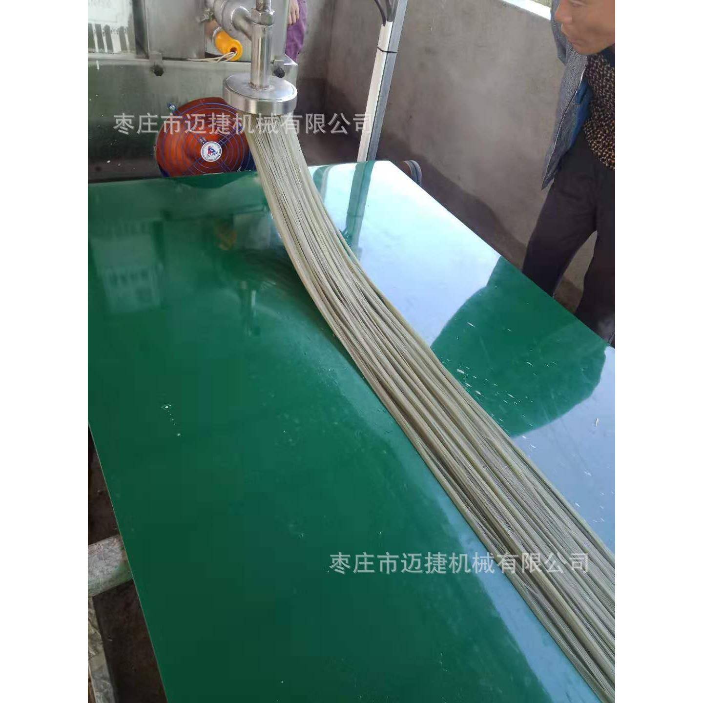 红薯粉皮机厂家哪里有卖芋头粉丝加工设备的电动自熟粉条机图片