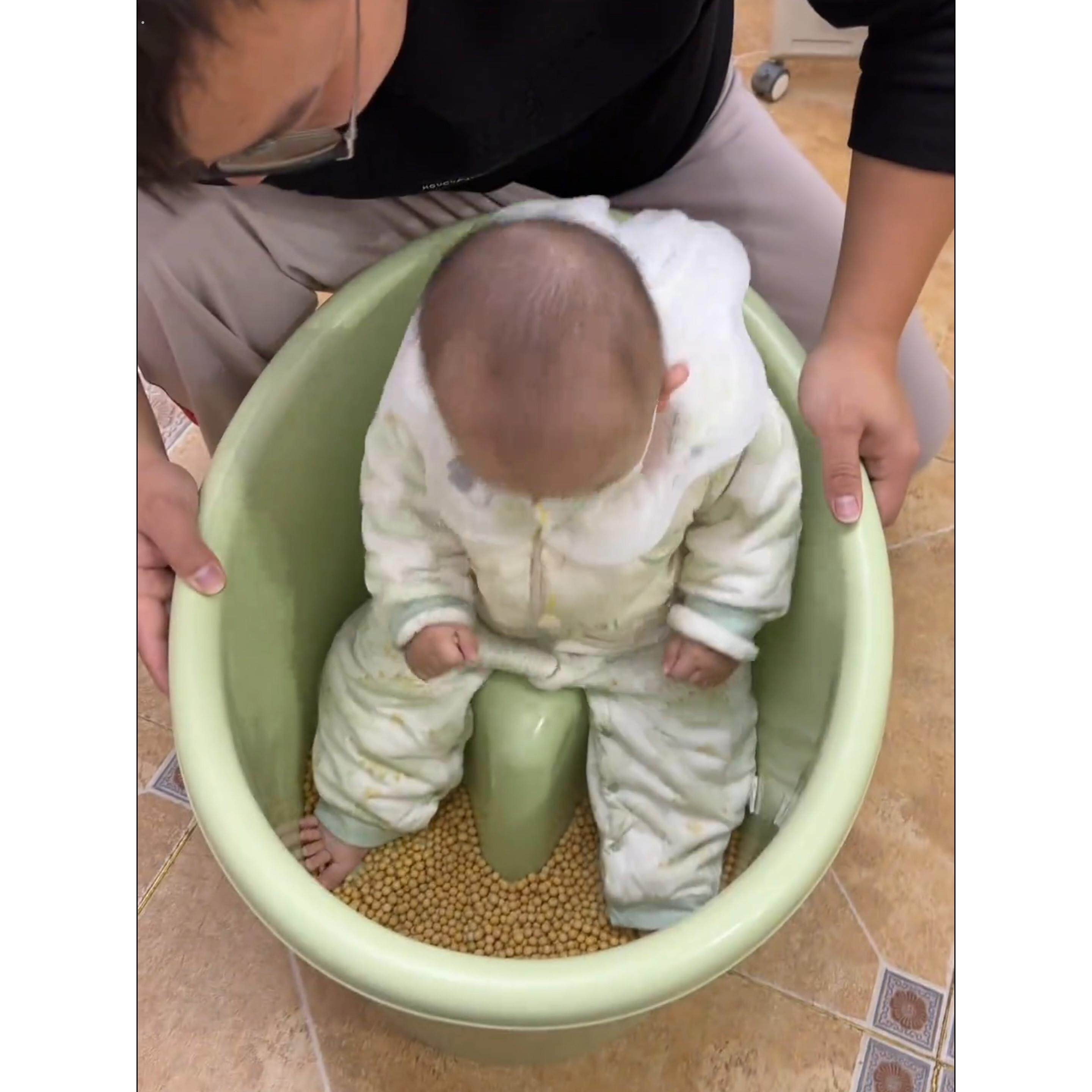 婴儿浴缸婴儿可折叠婴儿坐卧浴桶一体化凳0-6岁可坐可踩加厚豆