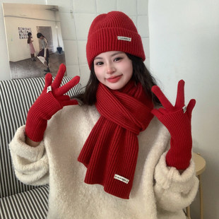 红色围巾女冬季高级感加厚保暖帽子手套三件套护颈针织围脖配大衣