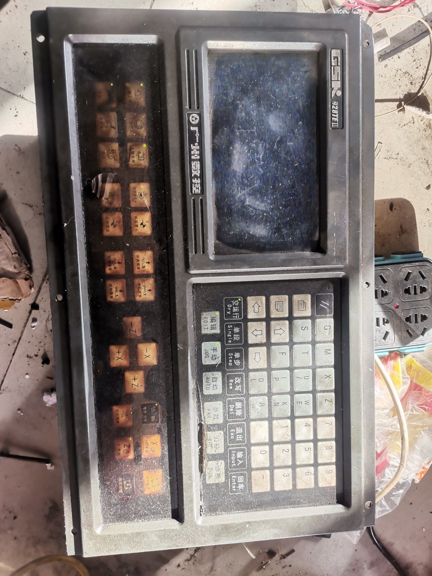 广数系统面板928te2   上电花屏    会修的拿走