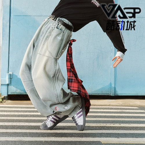 Adidas/阿迪达斯正品三叶草男士时尚经典运动弯刀牛仔长裤KT6366