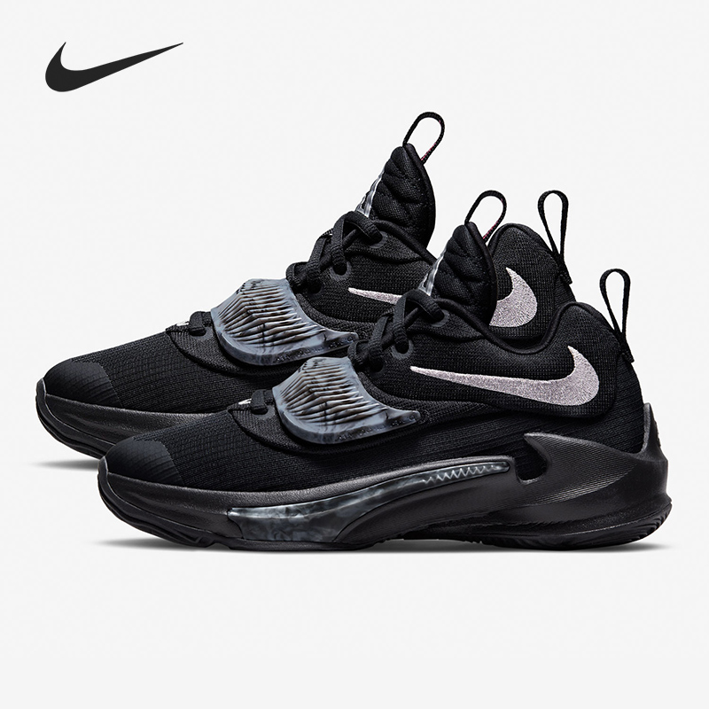 耐克运动风透气篮球鞋