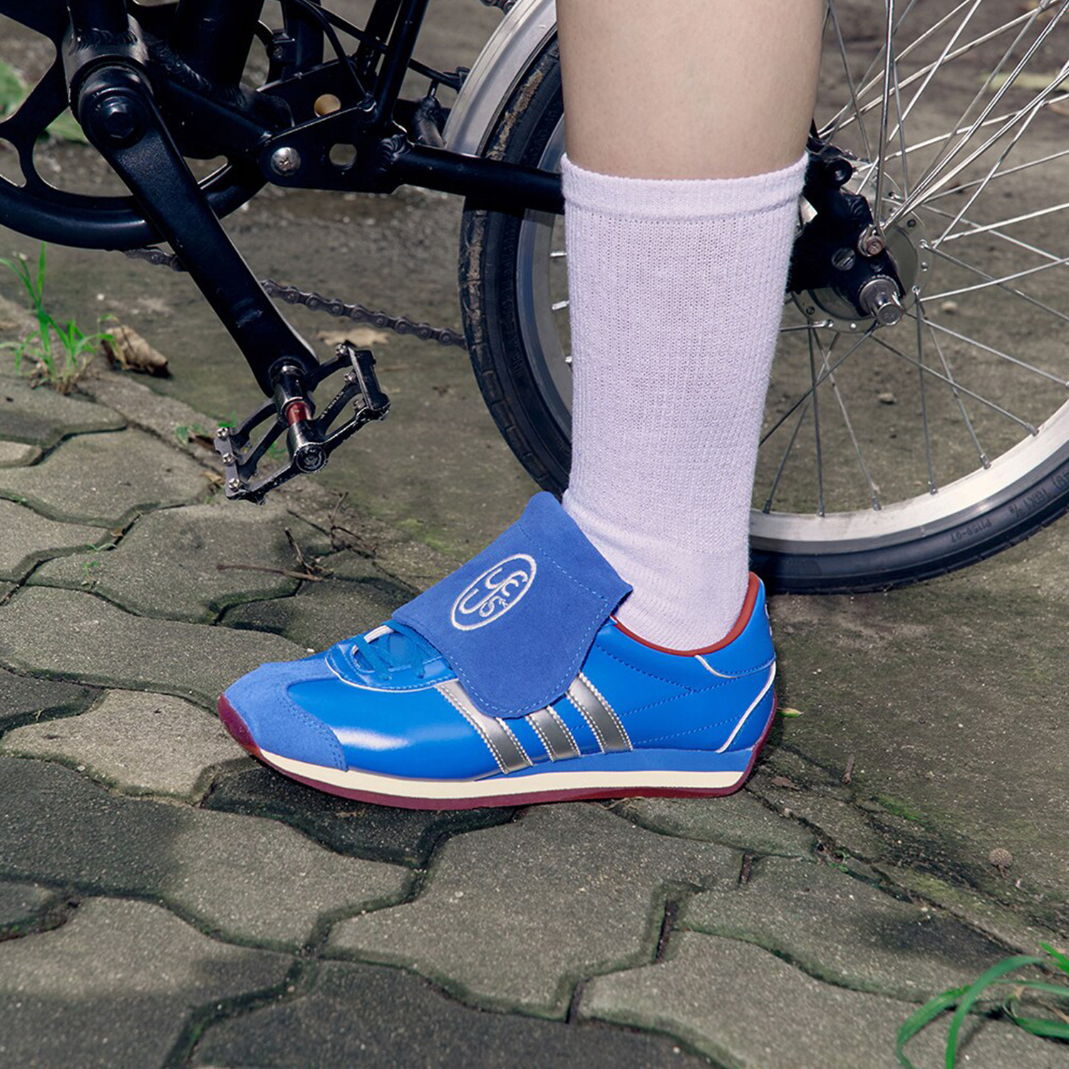 防滑缓震系带运动休闲鞋