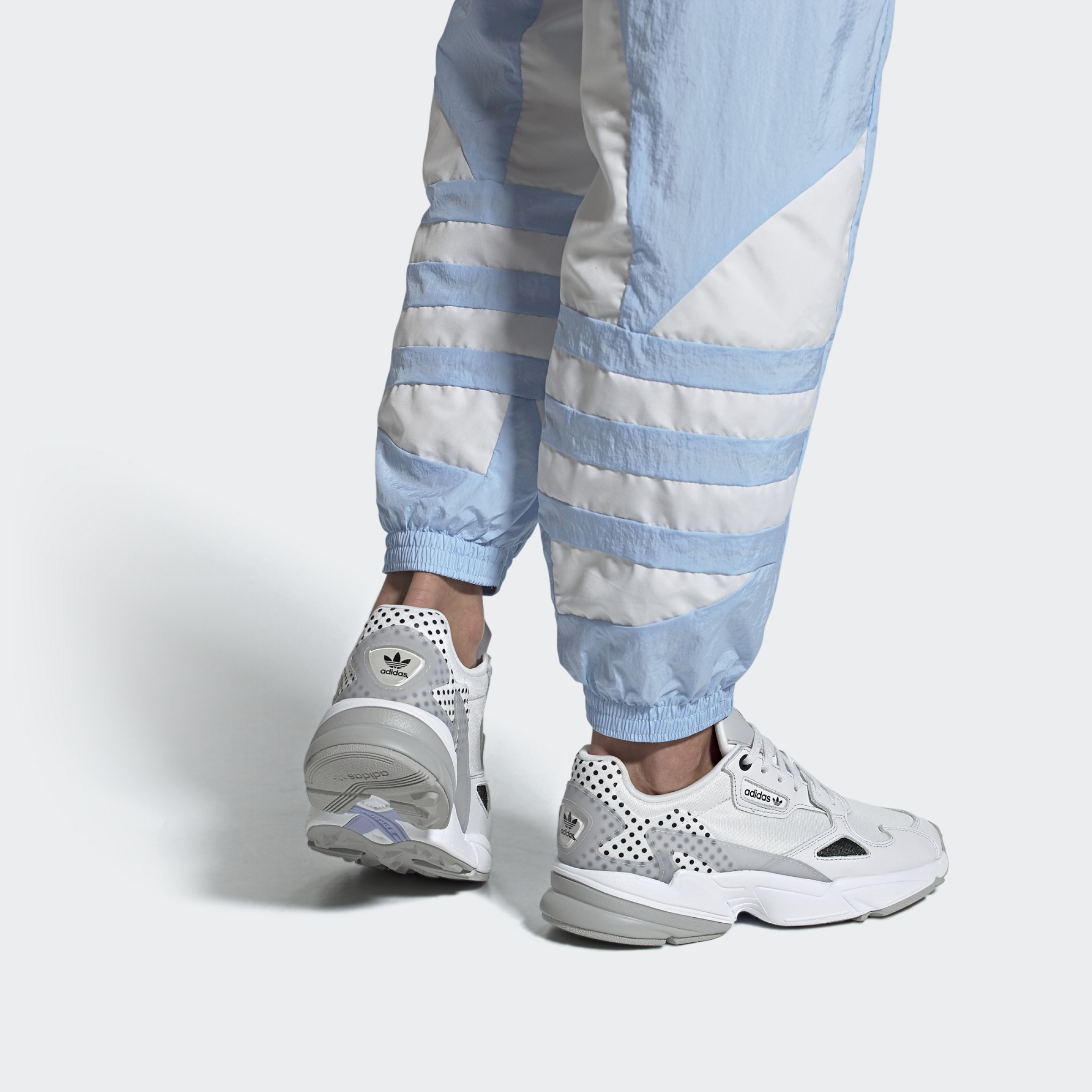 Adidas/阿迪达斯正品三叶草 FALCON W 女子运动防滑休闲鞋 EF4983