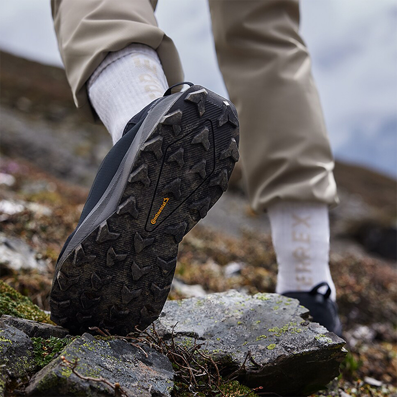 阿迪达斯男女缓震保暖营地户外鞋