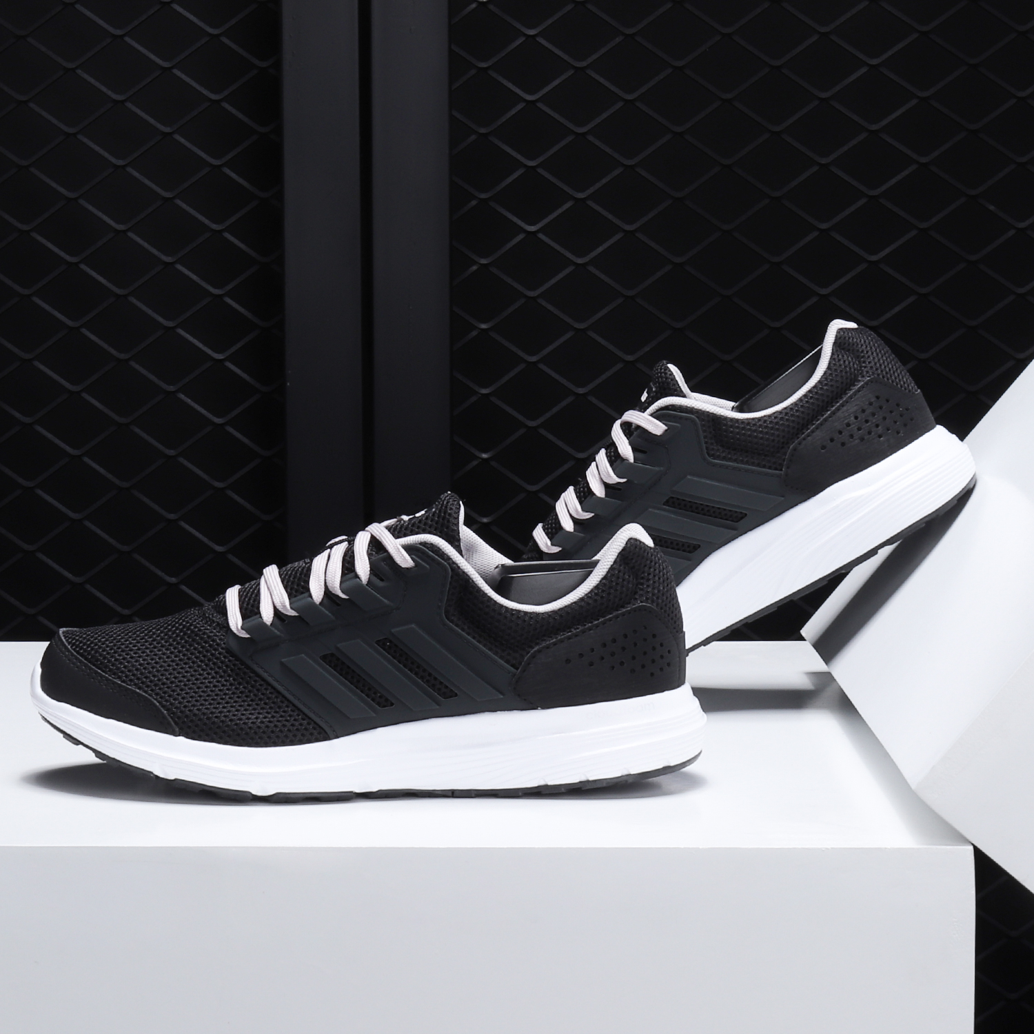 Adidas/阿迪达斯正品 GALAXY 4PE女子黑白低帮休闲跑步鞋B43837