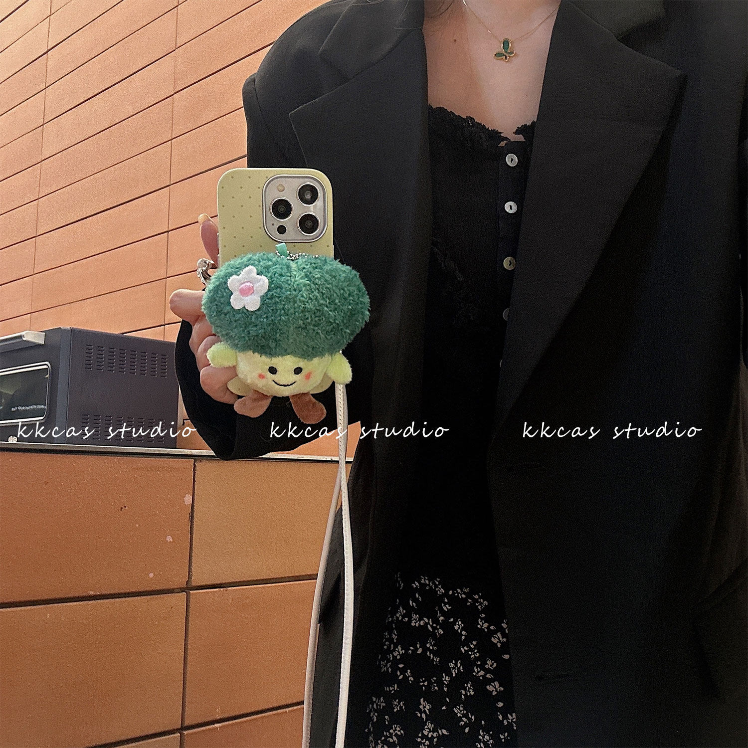 小众万能可爱公仔手机背夹挂绳可调节斜挎背带挂脖防丢手机挂件链