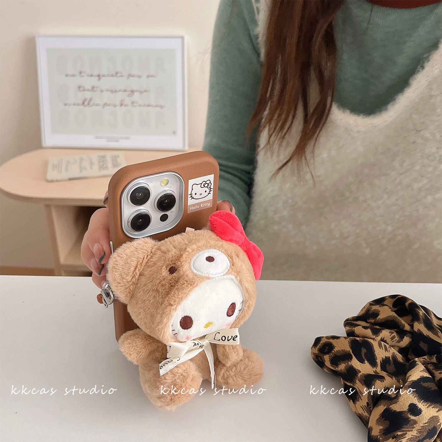 16小熊凯蒂猫iphone15pro小众棕色皮纹高级感14max可背斜挎背夹挂绳手机壳12苹果13适用新款防摔韩国17保护套
