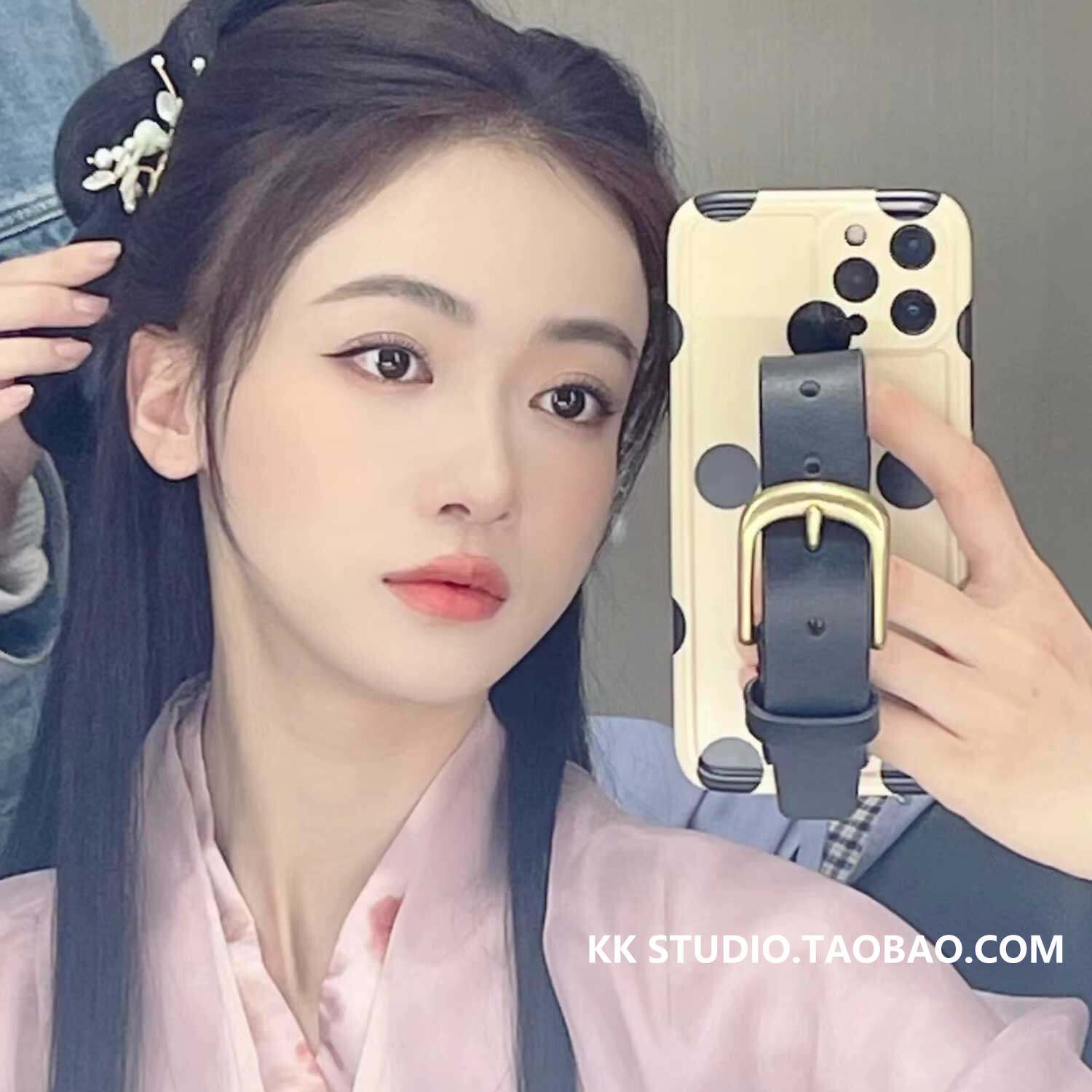 吴谨言同款皮质腕带挂绳韩国小众个性创意iphone14波点全包15软壳17新款手机壳13适用苹果16promax保护套12