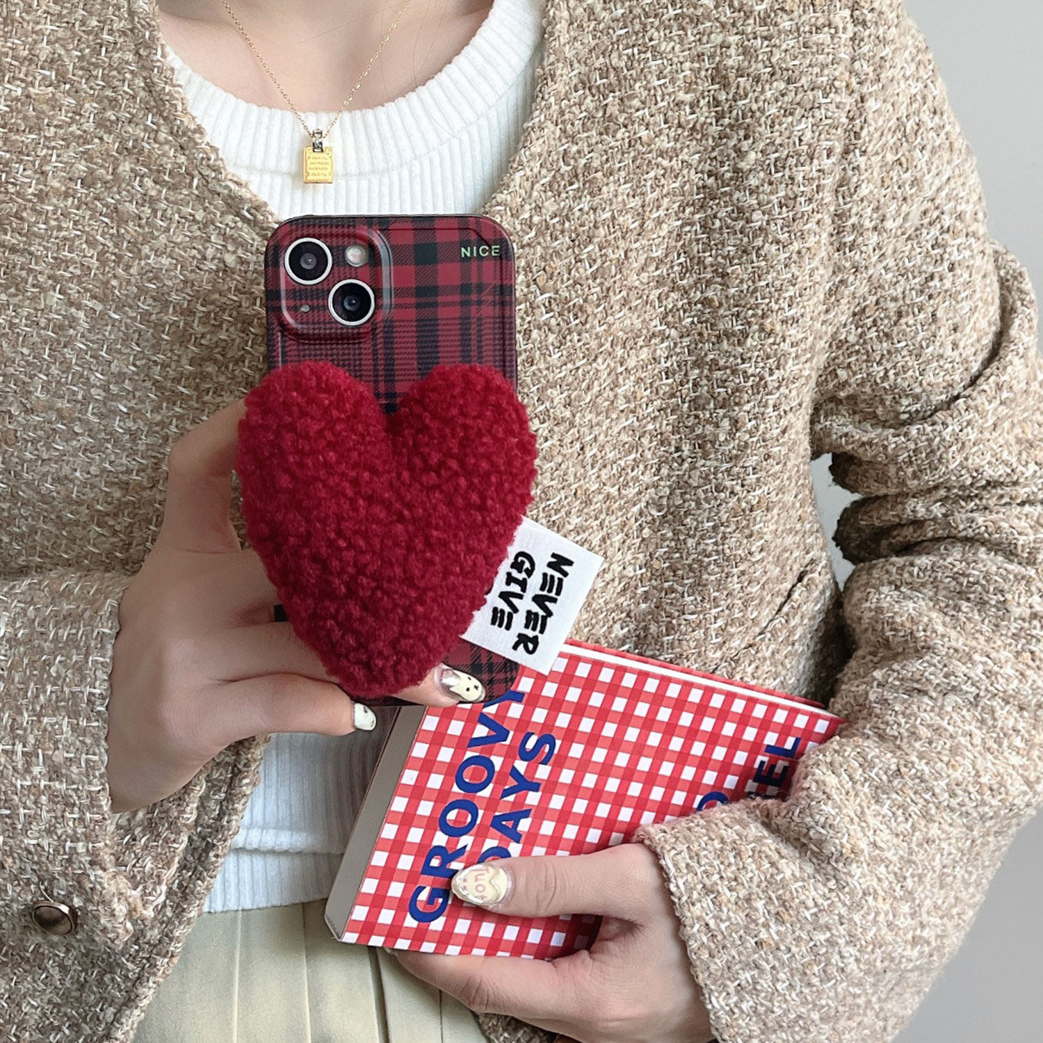 iphone16pro红色格子15max小众手机壳14苹果13毛绒爱心支架12适用新款镜头全包防摔韩国高级感17保护套11
