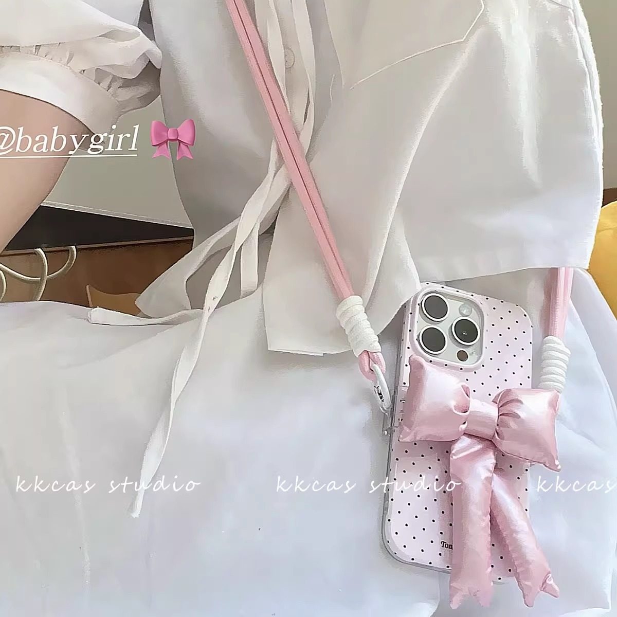 光泽感充棉羽绒服蝴蝶结手机夹挂绳斜挎可背挂脖手机壳背夹手机链