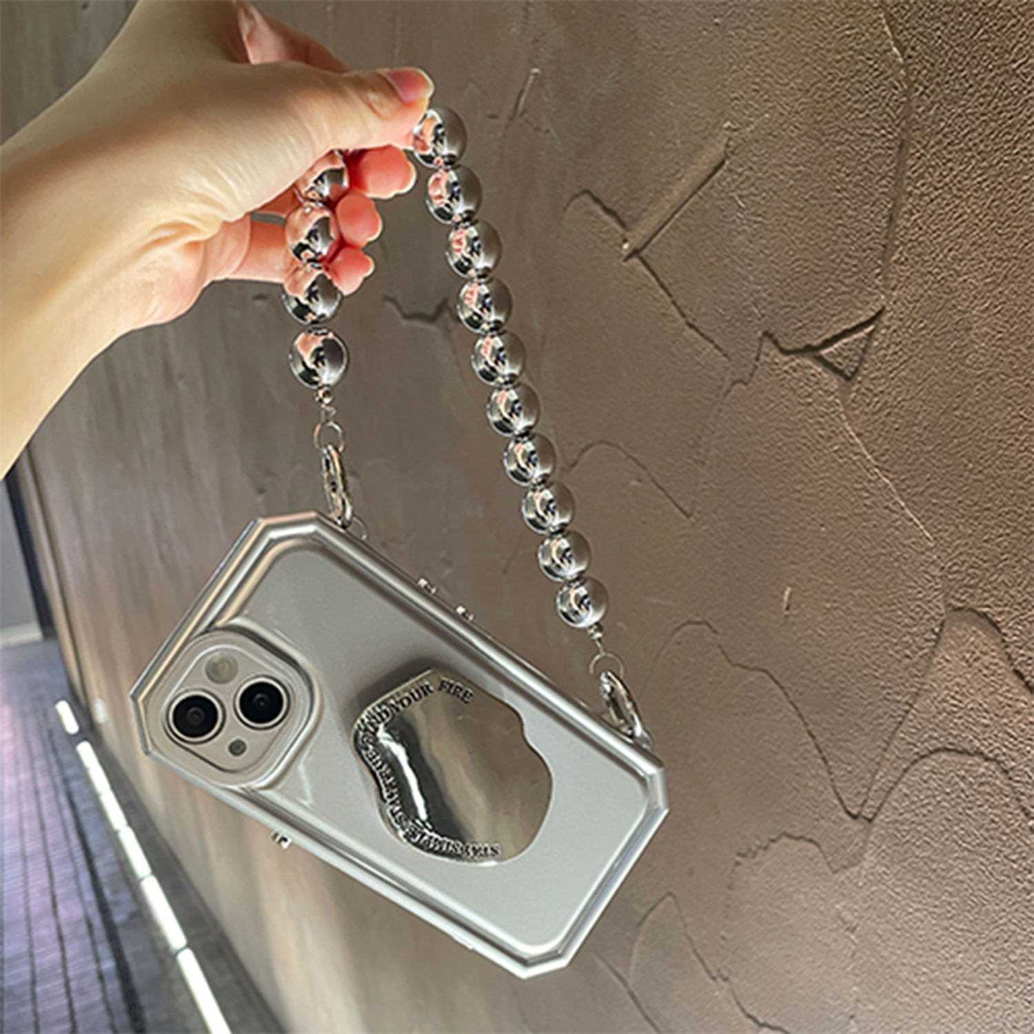 iphone15pro小众高级感14max圆珠手提腕带挂绳银色支架手机壳12苹果13适用新款全包防摔软壳ins简约保护套11