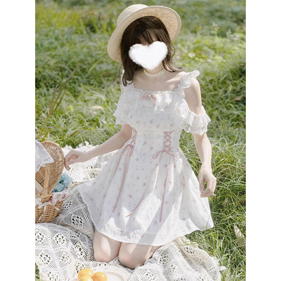 温柔甜美小个子露肩花边碎花短裙