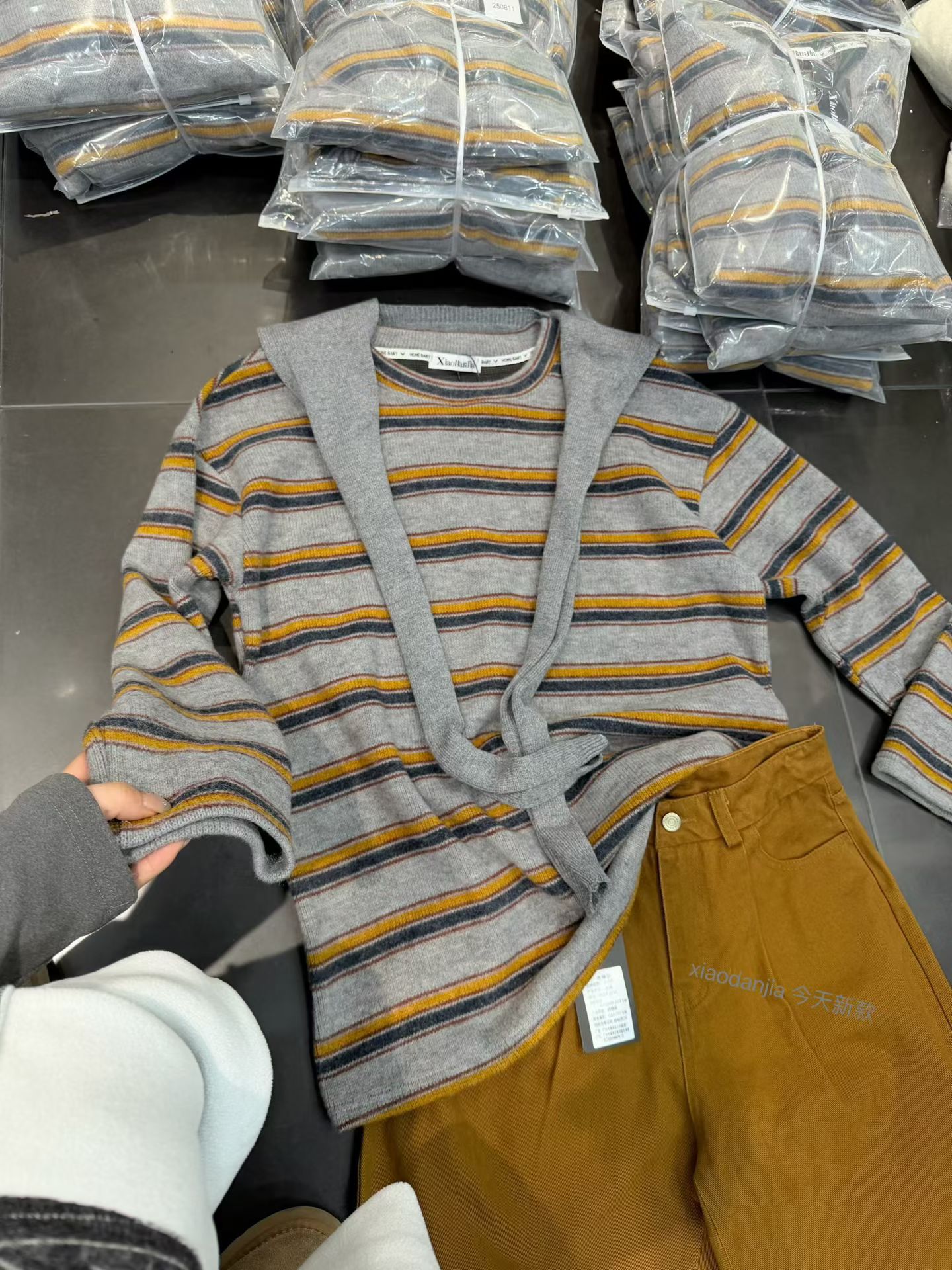 XD秋冬新款时尚百搭圆领宽松长袖T恤女潮带披肩女ins条纹女