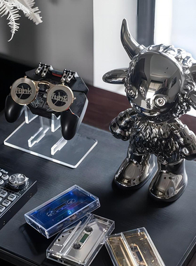 现代样板间男孩房书桌游戏模型手柄支架录音设备装饰品组合摆件