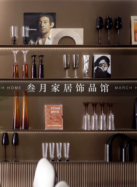 样板间客厅酒柜红酒杯唱片软装