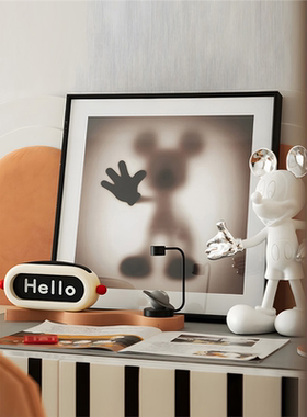 现代样板间儿童房床柜书桌面米奇公仔装饰画香薰搭配组合摆件陈列