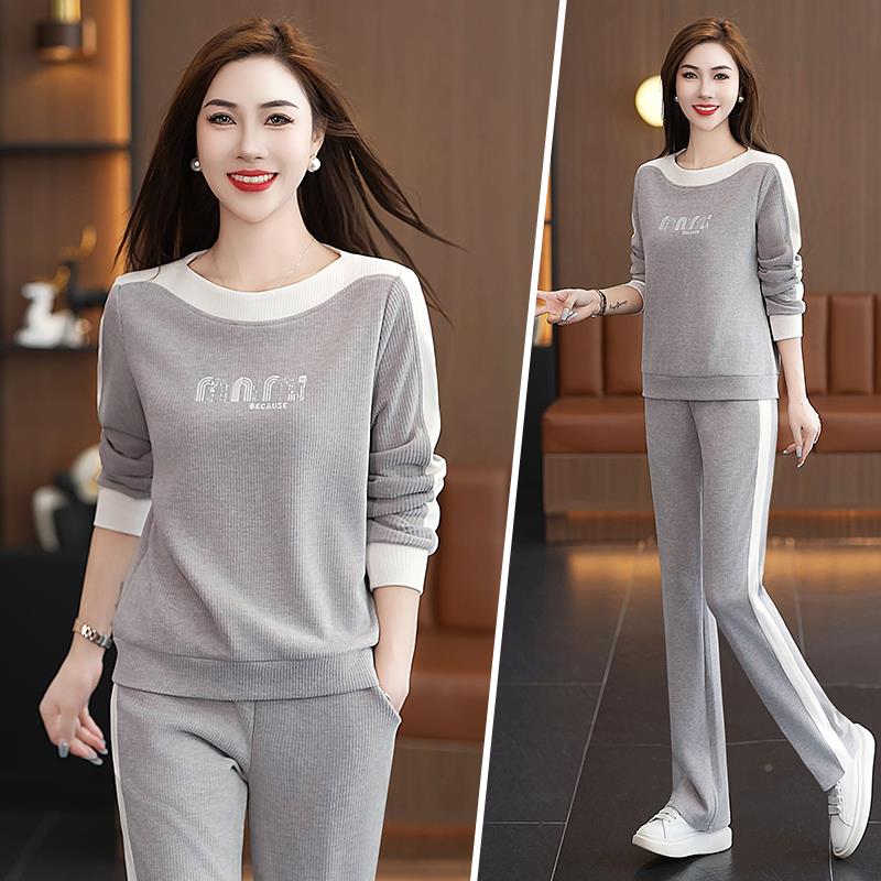 件坑绒8255288运动套装女春秋新款洋圆条气时尚中年妈妈领小个子