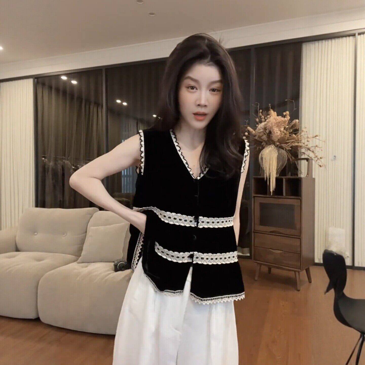 黑色v领蕾丝拼接无袖衬衫女款2026新款时尚复古宽松显瘦法式上衣