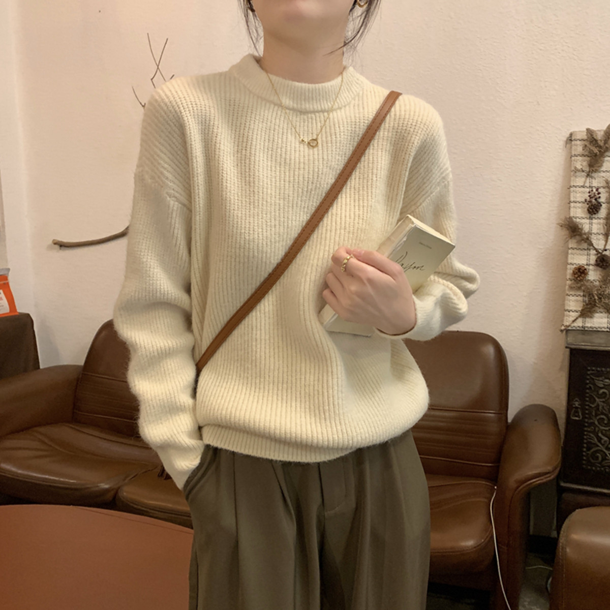 孕妇圆领毛衣秋冬装孕期小个子短款内搭北极绒套头加厚打底针织衫