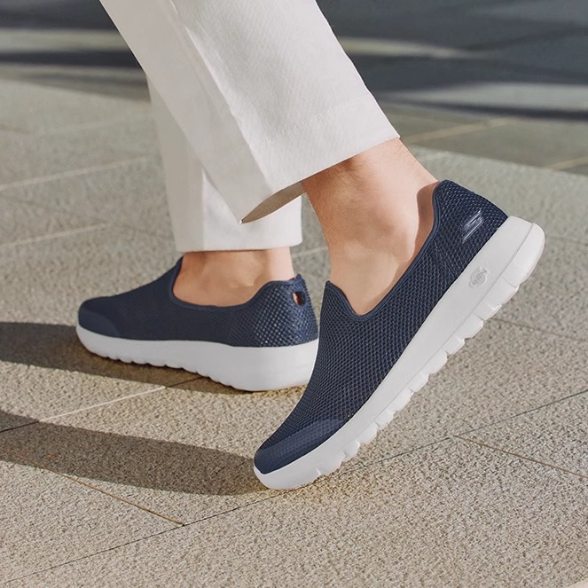 斯凯奇男子休闲健步鞋简约一脚蹬透气休闲通勤鞋轻便舒适柔软减震