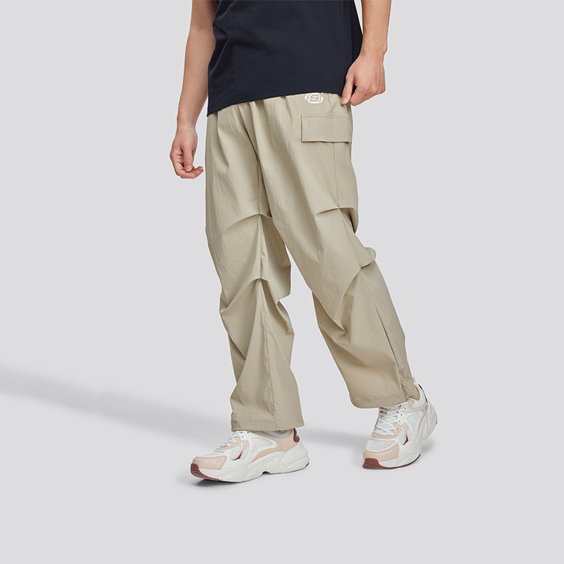 采用轻盈的梭织面料，具有吸湿速干功能