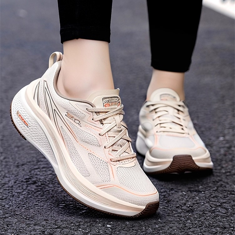 EVA及橡胶大底，轻质吸震