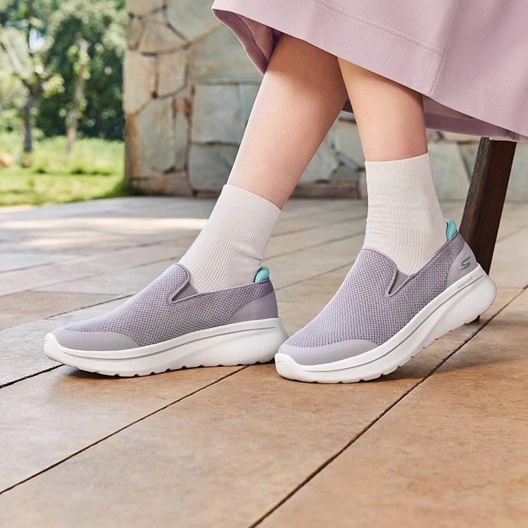 无鞋带设计，方便穿脱；EVA大底，轻质缓震