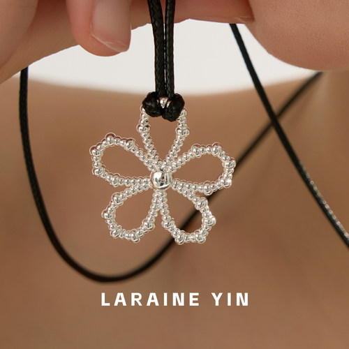 LARAINE YIN小众镂空花朵吊坠抽拉黑绳项链女ins高级感长款毛衣链