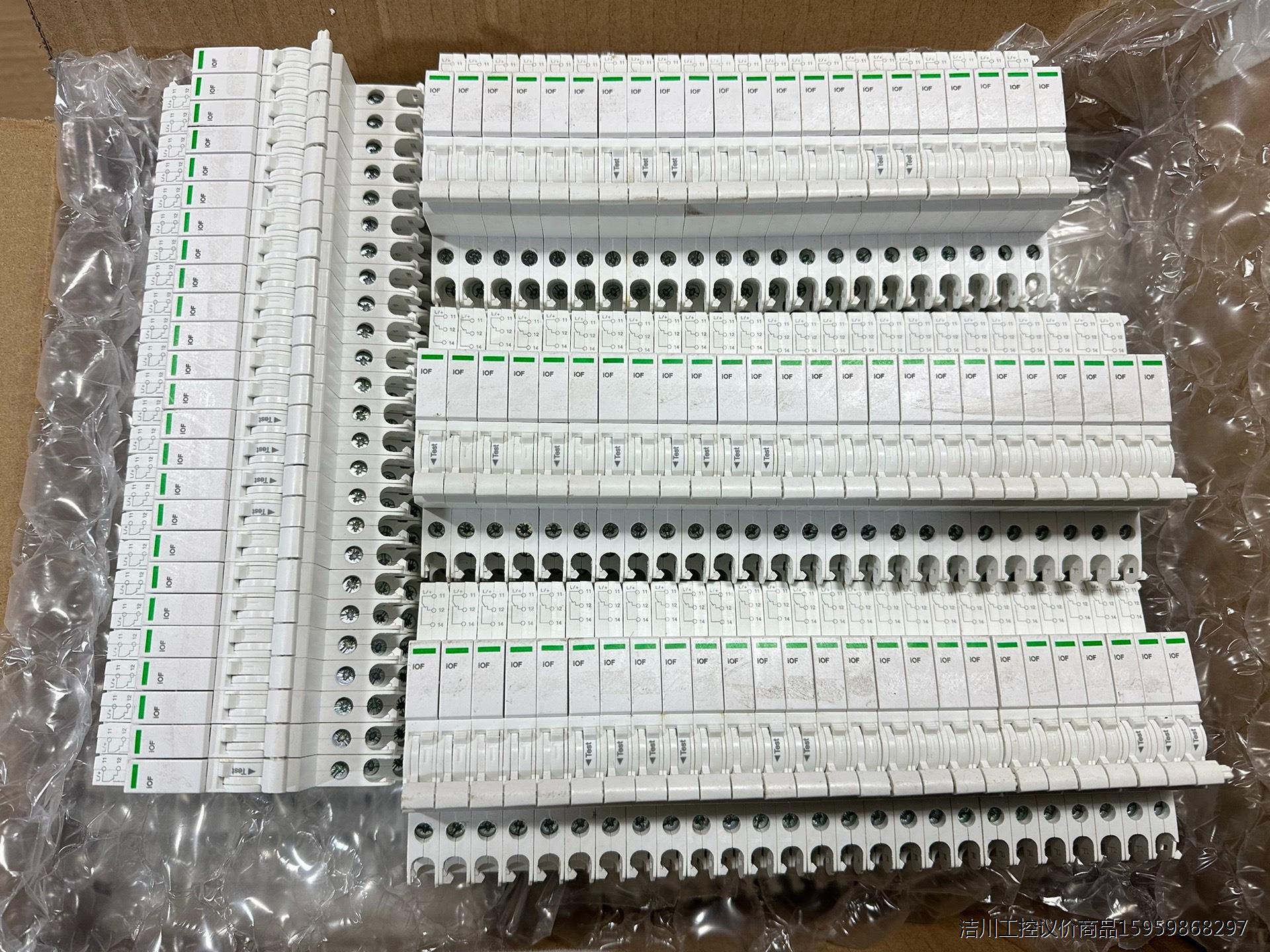 施耐德ioF小型断路器辅助触点 原装拆机正品 成色如图 有议价商品