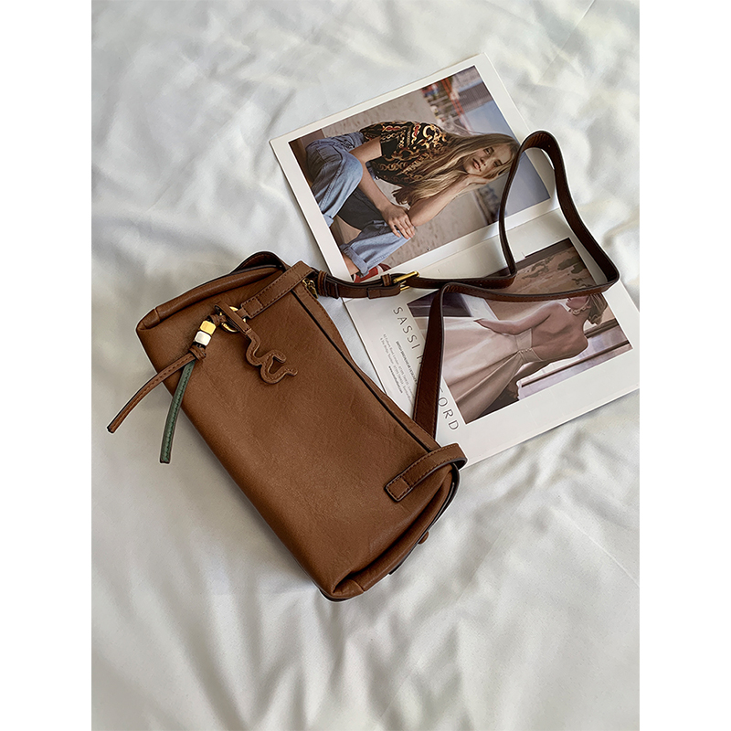 泡芙小姐植鞣皮单肩斜挎枕头包冬